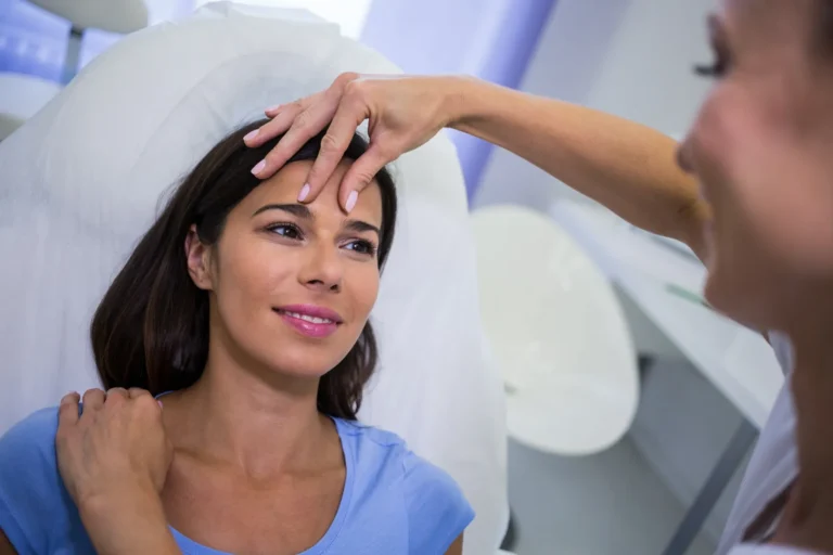 Lifting de cejas y foxy eyes: opciones con y sin cirugía en Ereván
